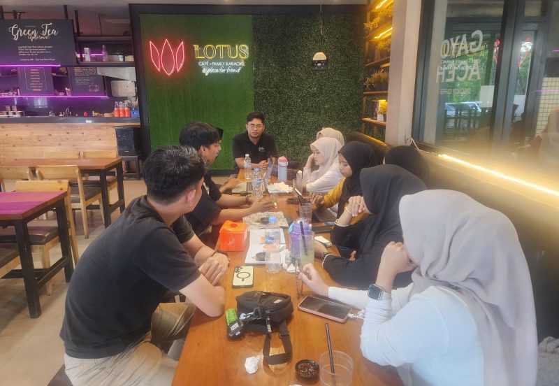 Suasana pertemuan internal DRT Manajemen di Resto Lotus Sumenep berlangsung hangat dan produktif di tengah ramainya aktivitas pengunjung. Para anak muda kreatif terlihat berdiskusi membahas penguatan strategi digital marketing untuk mendorong UMKM Sumenep naik kelas di era transformasi.