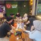 Suasana pertemuan internal DRT Manajemen di Resto Lotus Sumenep berlangsung hangat dan produktif di tengah ramainya aktivitas pengunjung. Para anak muda kreatif terlihat berdiskusi membahas penguatan strategi digital marketing untuk mendorong UMKM Sumenep naik kelas di era transformasi.