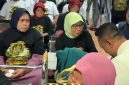 Suasana penuh haru terlihat saat para lansia berebut menyalami dan mendoakan Founder BIP di sela kegiatan santunan akbar.