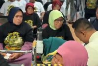 Suasana penuh haru terlihat saat para lansia berebut menyalami dan mendoakan Founder BIP di sela kegiatan santunan akbar.
