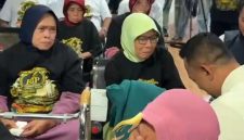 Suasana penuh haru terlihat saat para lansia berebut menyalami dan mendoakan Founder BIP di sela kegiatan santunan akbar.