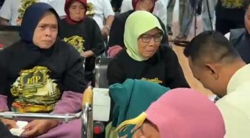 Suasana penuh haru terlihat saat para lansia berebut menyalami dan mendoakan Founder BIP di sela kegiatan santunan akbar.