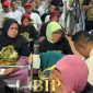 Suasana penuh haru terlihat saat para lansia berebut menyalami dan mendoakan Founder BIP di sela kegiatan santunan akbar.