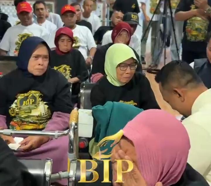 Suasana penuh haru terlihat saat para lansia berebut menyalami dan mendoakan Founder BIP di sela kegiatan santunan akbar.