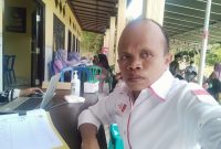 Afif, Ketua Kader Desa Siaga TBC Desa Grujugan, saat mendampingi pelaksanaan Skrining Sistematis TBC (SSTB) yang diikuti sekitar 100 warga di Balai Desa Grujugan, Kecamatan Gapura, Sumenep.