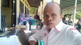 Afif, Ketua Kader Desa Siaga TBC Desa Grujugan, saat mendampingi pelaksanaan Skrining Sistematis TBC (SSTB) yang diikuti sekitar 100 warga di Balai Desa Grujugan, Kecamatan Gapura, Sumenep.