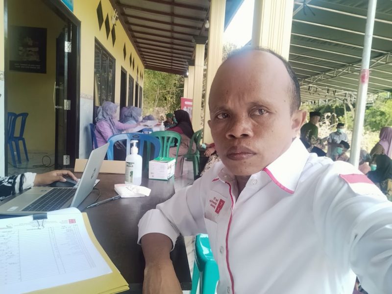 Afif, Ketua Kader Desa Siaga TBC Desa Grujugan, saat mendampingi pelaksanaan Skrining Sistematis TBC (SSTB) yang diikuti sekitar 100 warga di Balai Desa Grujugan, Kecamatan Gapura, Sumenep.