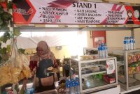 Pelaku UMKM lokal menunjukkan sajian nasi rujak andalan di pujasera sebagai bentuk dukungan terhadap geliat ekonomi kerakyatan dan promosi kuliner khas daerah.