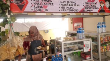 Pelaku UMKM lokal menunjukkan sajian nasi rujak andalan di pujasera sebagai bentuk dukungan terhadap geliat ekonomi kerakyatan dan promosi kuliner khas daerah.
