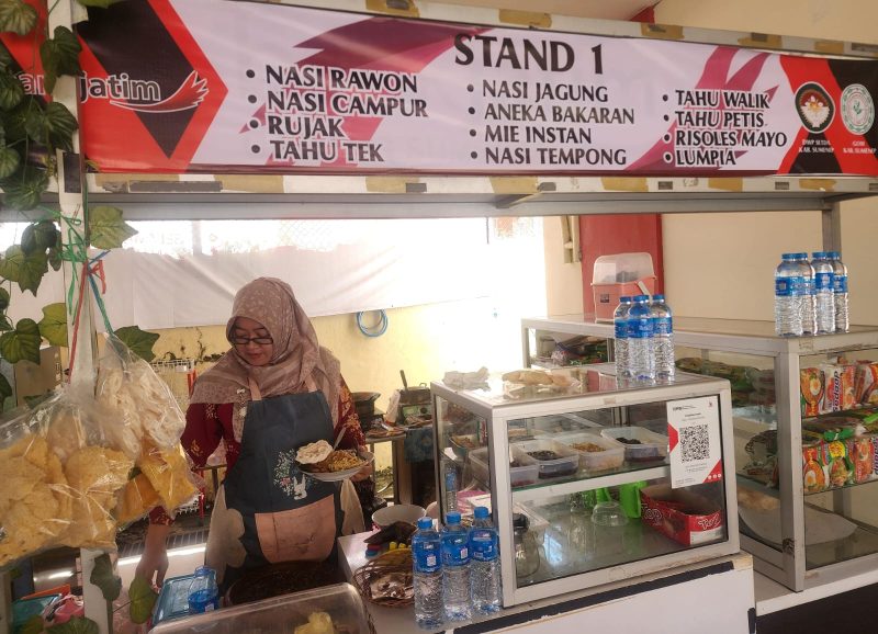 Pelaku UMKM lokal menunjukkan sajian nasi rujak andalan di pujasera sebagai bentuk dukungan terhadap geliat ekonomi kerakyatan dan promosi kuliner khas daerah.