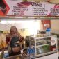 Pelaku UMKM lokal menunjukkan sajian nasi rujak andalan di pujasera sebagai bentuk dukungan terhadap geliat ekonomi kerakyatan dan promosi kuliner khas daerah.