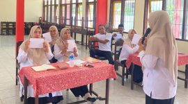 Ket Foto:
Kepala sekolah dan para guru SDN Pasongsongan 1 Sumenep mengikuti Workshop Social Emotional Learning (SEL) sebagai upaya membangun generasi berkarakter, berempati, dan berdaya saing di lingkungan pendidikan.