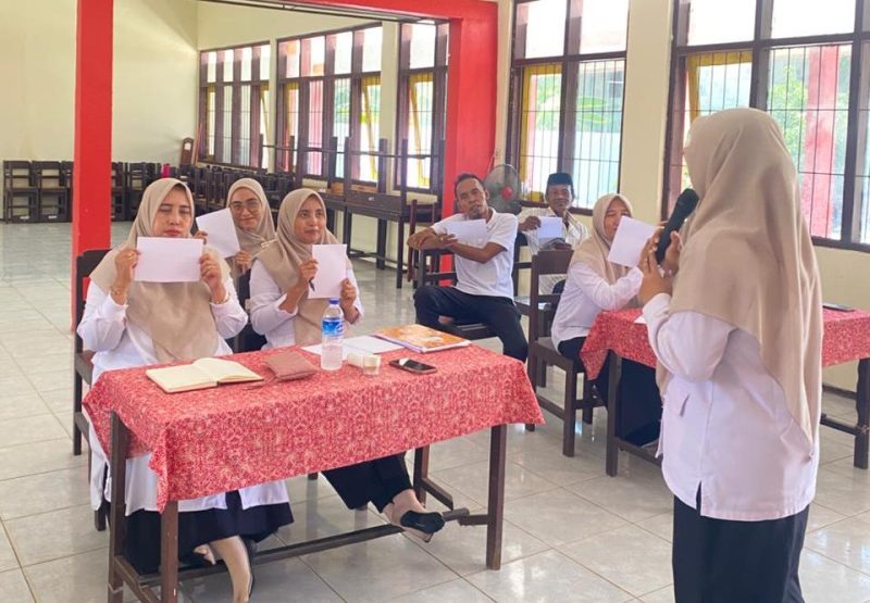 Ket Foto:
Kepala sekolah dan para guru SDN Pasongsongan 1 Sumenep mengikuti Workshop Social Emotional Learning (SEL) sebagai upaya membangun generasi berkarakter, berempati, dan berdaya saing di lingkungan pendidikan.