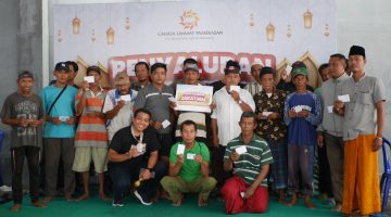 Di Tengah Paceklik Ekonomi, Yayasan Cahaya Ummat Pamekasan Salurkan Zakat Mal untuk 2.000 Warga Dhuafa