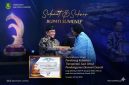 KH. Imam Hasyim mewakili Bupati Sumenep menerima penghargaan bergengsi di East Java Maritime Awards 2026 sebagai bentuk apresiasi atas komitmen dalam pemerataan ekonomi wilayah pesisir dan kepulauan.