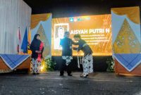 Kepala Sekolah UPT SMP Negeri 2 Wonotirto, Arif Budi Santoso, menyampaikan pesan dan motivasi kepada para siswa Kelas IX dalam acara tasyakuran kelulusan di Gedung Kesenian Desa Ngeni, Blitar, Kamis (21/5/2026). Suasana berlangsung khidmat, haru, dan penuh kebersamaan antara guru, siswa, serta wali murid.
