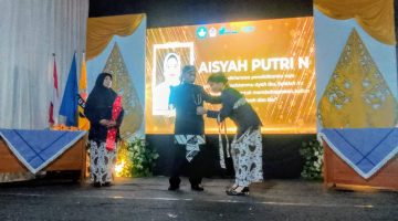 Kepala Sekolah UPT SMP Negeri 2 Wonotirto, Arif Budi Santoso, menyampaikan pesan dan motivasi kepada para siswa Kelas IX dalam acara tasyakuran kelulusan di Gedung Kesenian Desa Ngeni, Blitar, Kamis (21/5/2026). Suasana berlangsung khidmat, haru, dan penuh kebersamaan antara guru, siswa, serta wali murid.