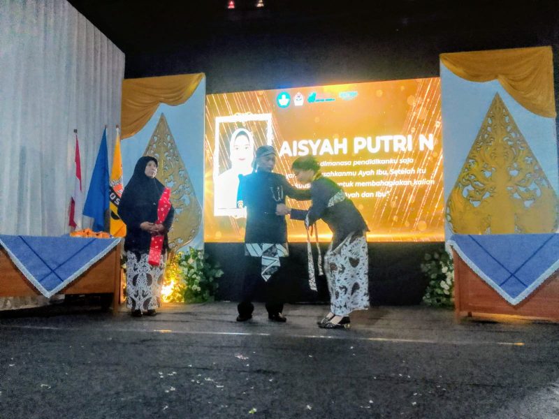 Kepala Sekolah UPT SMP Negeri 2 Wonotirto, Arif Budi Santoso, menyampaikan pesan dan motivasi kepada para siswa Kelas IX dalam acara tasyakuran kelulusan di Gedung Kesenian Desa Ngeni, Blitar, Kamis (21/5/2026). Suasana berlangsung khidmat, haru, dan penuh kebersamaan antara guru, siswa, serta wali murid.