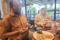 Pengunjung menikmati sajian andalan Resto Lotus Sumenep seperti tongseng, rawon, dan nasi cumi yang dikenal memiliki cita rasa khas hingga membuat pelanggan rela datang berkali-kali.