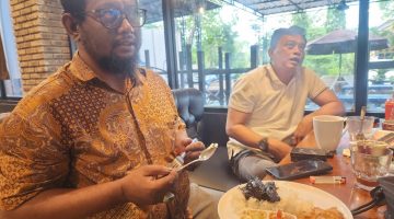 Pengunjung menikmati sajian andalan Resto Lotus Sumenep seperti tongseng, rawon, dan nasi cumi yang dikenal memiliki cita rasa khas hingga membuat pelanggan rela datang berkali-kali.