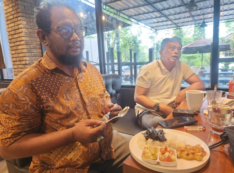 Pengunjung menikmati sajian andalan Resto Lotus Sumenep seperti tongseng, rawon, dan nasi cumi yang dikenal memiliki cita rasa khas hingga membuat pelanggan rela datang berkali-kali.