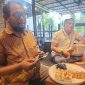 Pengunjung menikmati sajian andalan Resto Lotus Sumenep seperti tongseng, rawon, dan nasi cumi yang dikenal memiliki cita rasa khas hingga membuat pelanggan rela datang berkali-kali.