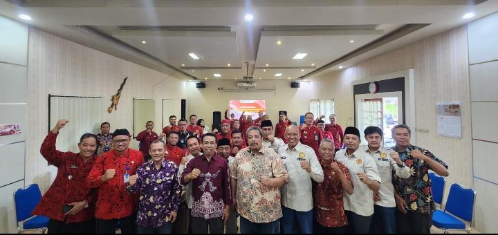 Foto bersama usai Rapat Koordinasi Persiapan Penerangan dan Penyuluhan Hukum bagi Kepala Desa di Kabupaten Sumenep.