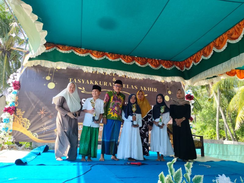 Haflatul Imtihan MDT Al Furqon menjadi momentum penguatan pendidikan Islam dan pembinaan akhlak generasi muda di Desa Panaongan, Sumenep.