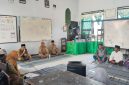 Semangat gotong royong tampak mewarnai rapat persiapan pengajian umum dan pelepasan siswa SDN Panaongan III Kabupaten Sumenep yang diikuti dewan guru, wali murid, dan panitia kegiatan.