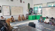 Semangat gotong royong tampak mewarnai rapat persiapan pengajian umum dan pelepasan siswa SDN Panaongan III Kabupaten Sumenep yang diikuti dewan guru, wali murid, dan panitia kegiatan.