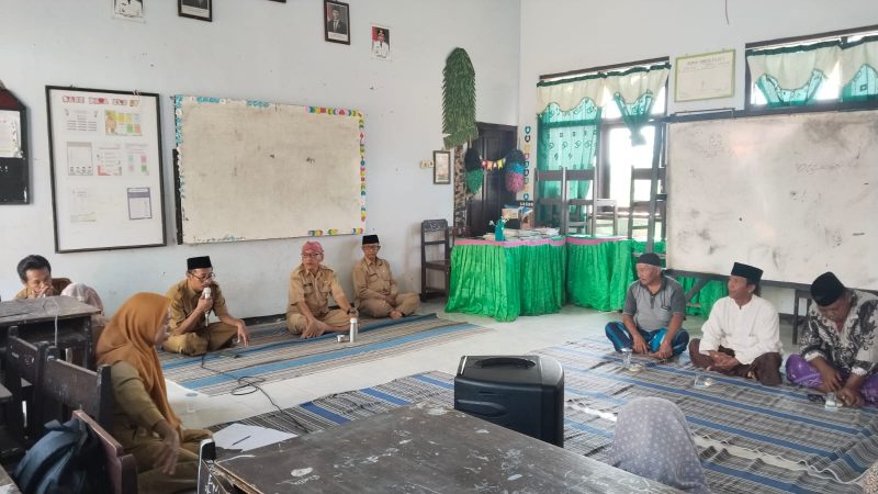 Semangat gotong royong tampak mewarnai rapat persiapan pengajian umum dan pelepasan siswa SDN Panaongan III Kabupaten Sumenep yang diikuti dewan guru, wali murid, dan panitia kegiatan.