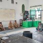 Semangat gotong royong tampak mewarnai rapat persiapan pengajian umum dan pelepasan siswa SDN Panaongan III Kabupaten Sumenep yang diikuti dewan guru, wali murid, dan panitia kegiatan.