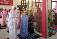 Suasana khidmat menyelimuti SDN Pasongsongan I saat siswa dan dewan guru melaksanakan sholat Dhuha, dzikir Arafah, dan istighosah bersama dalam menyambut Hari Arafah.