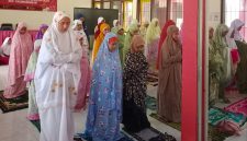 Suasana khidmat menyelimuti SDN Pasongsongan I saat siswa dan dewan guru melaksanakan sholat Dhuha, dzikir Arafah, dan istighosah bersama dalam menyambut Hari Arafah.