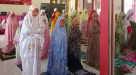 Suasana khidmat menyelimuti SDN Pasongsongan I saat siswa dan dewan guru melaksanakan sholat Dhuha, dzikir Arafah, dan istighosah bersama dalam menyambut Hari Arafah.
