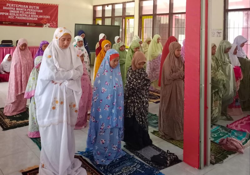 Suasana khidmat menyelimuti SDN Pasongsongan I saat siswa dan dewan guru melaksanakan sholat Dhuha, dzikir Arafah, dan istighosah bersama dalam menyambut Hari Arafah.