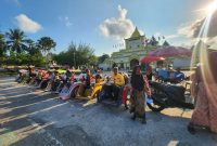 Pimpinan Redaksi Detikzone turun langsung menyapa dan menyerahkan bantuan kepada masyarakat kecil yang berjuang mencari nafkah di jalanan Kota Sumenep.