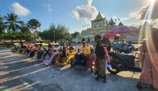 Pimpinan Redaksi Detikzone turun langsung menyapa dan menyerahkan bantuan kepada masyarakat kecil yang berjuang mencari nafkah di jalanan Kota Sumenep.