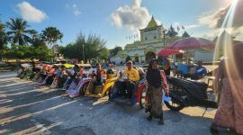 Pimpinan Redaksi Detikzone turun langsung menyapa dan menyerahkan bantuan kepada masyarakat kecil yang berjuang mencari nafkah di jalanan Kota Sumenep.