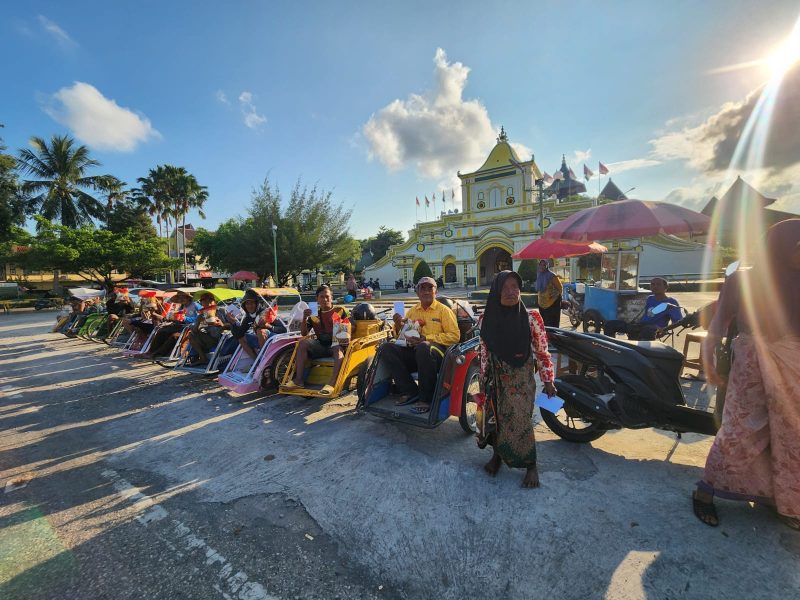 Pimpinan Redaksi Detikzone turun langsung menyapa dan menyerahkan bantuan kepada masyarakat kecil yang berjuang mencari nafkah di jalanan Kota Sumenep.