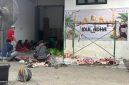 Situasi pembungkusan daging kurban sebelum disalurkan kepada masyarakat di area RSUD Mohammad Zyn Sampang dalam momentum Hari Raya Iduladha 1447 Hijriah. (Sumber Foto: Agus Junaidi/Detikzone.id)