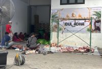 Situasi pembungkusan daging kurban sebelum disalurkan kepada masyarakat di area RSUD Mohammad Zyn Sampang dalam momentum Hari Raya Iduladha 1447 Hijriah. (Sumber Foto: Agus Junaidi/Detikzone.id)