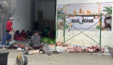 Situasi pembungkusan daging kurban sebelum disalurkan kepada masyarakat di area RSUD Mohammad Zyn Sampang dalam momentum Hari Raya Iduladha 1447 Hijriah. (Sumber Foto: Agus Junaidi/Detikzone.id)