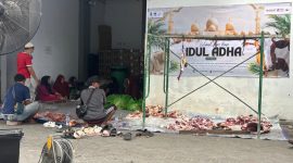 Situasi pembungkusan daging kurban sebelum disalurkan kepada masyarakat di area RSUD Mohammad Zyn Sampang dalam momentum Hari Raya Iduladha 1447 Hijriah. (Sumber Foto: Agus Junaidi/Detikzone.id)