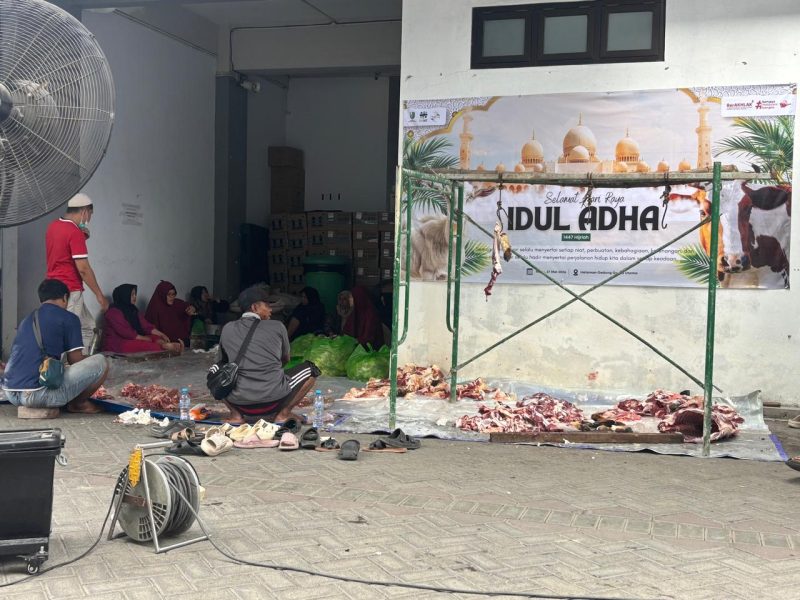 Situasi pembungkusan daging kurban sebelum disalurkan kepada masyarakat di area RSUD Mohammad Zyn Sampang dalam momentum Hari Raya Iduladha 1447 Hijriah. (Sumber Foto: Agus Junaidi/Detikzone.id)