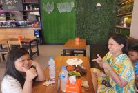 Suasana  di Resto Lotus Sumenep yang terus menjadi favorit pecinta kuliner. Aroma khas rempah dari dapur semakin menggoda selera, seiring hadirnya menu baru seperti Gurami Bakar dan Sop Ayam Lotus yang kini menjadi daya tarik utama pengunjung. Setiap sudut resto dipenuhi pengunjung yang menikmati sajian bersama keluarga dan kerabat, mencerminkan hangatnya pengalaman kuliner di tengah ketatnya persaingan bisnis makanan di Kota Sumenep.