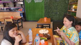 Suasana  di Resto Lotus Sumenep yang terus menjadi favorit pecinta kuliner. Aroma khas rempah dari dapur semakin menggoda selera, seiring hadirnya menu baru seperti Gurami Bakar dan Sop Ayam Lotus yang kini menjadi daya tarik utama pengunjung. Setiap sudut resto dipenuhi pengunjung yang menikmati sajian bersama keluarga dan kerabat, mencerminkan hangatnya pengalaman kuliner di tengah ketatnya persaingan bisnis makanan di Kota Sumenep.