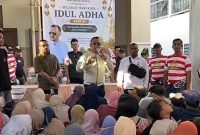 Founder BIP Foundation, Ali Zainal Abidin, memimpin langsung proses pembagian ribuan paket daging kurban dan santunan uang tunai kepada masyarakat kecil di Kabupaten Sumenep. Di tengah antusias ribuan warga dari 13 kecamatan, ia tampak menyapa dan berinteraksi langsung dengan para penerima manfaat, mulai dari abang becak, kaum dhuafa, hingga lansia. Momen tersebut berlangsung penuh haru dan kebersamaan dalam perayaan Iduladha 1447 H bersama BIP Foundation.