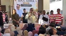 Founder BIP Foundation, Ali Zainal Abidin, memimpin langsung proses pembagian ribuan paket daging kurban dan santunan uang tunai kepada masyarakat kecil di Kabupaten Sumenep. Di tengah antusias ribuan warga dari 13 kecamatan, ia tampak menyapa dan berinteraksi langsung dengan para penerima manfaat, mulai dari abang becak, kaum dhuafa, hingga lansia. Momen tersebut berlangsung penuh haru dan kebersamaan dalam perayaan Iduladha 1447 H bersama BIP Foundation.