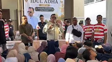 Founder BIP Foundation, Ali Zainal Abidin, memimpin langsung proses pembagian ribuan paket daging kurban dan santunan uang tunai kepada masyarakat kecil di Kabupaten Sumenep. Di tengah antusias ribuan warga dari 13 kecamatan, ia tampak menyapa dan berinteraksi langsung dengan para penerima manfaat, mulai dari abang becak, kaum dhuafa, hingga lansia. Momen tersebut berlangsung penuh haru dan kebersamaan dalam perayaan Iduladha 1447 H bersama BIP Foundation.